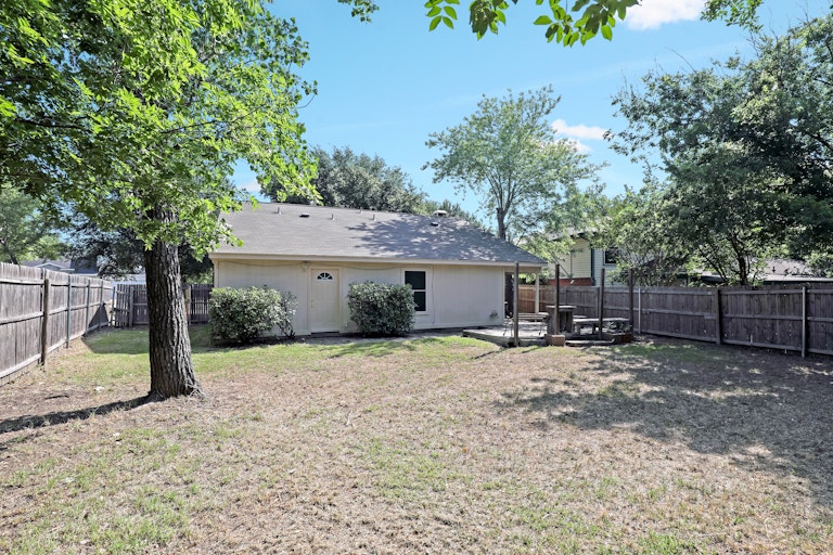 Photo 6 of 25 - 606 Myrtle Dr, Arlington, TX 76018
