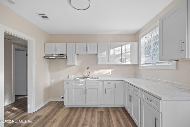Photo 10 of 21 - 8024 Oakwood St, Jacksonville, FL 32208