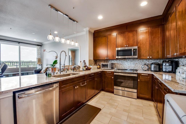 Photo 10 of 22 - 1220 W Trinity Mills Rd #5005, Carrollton, TX 75006