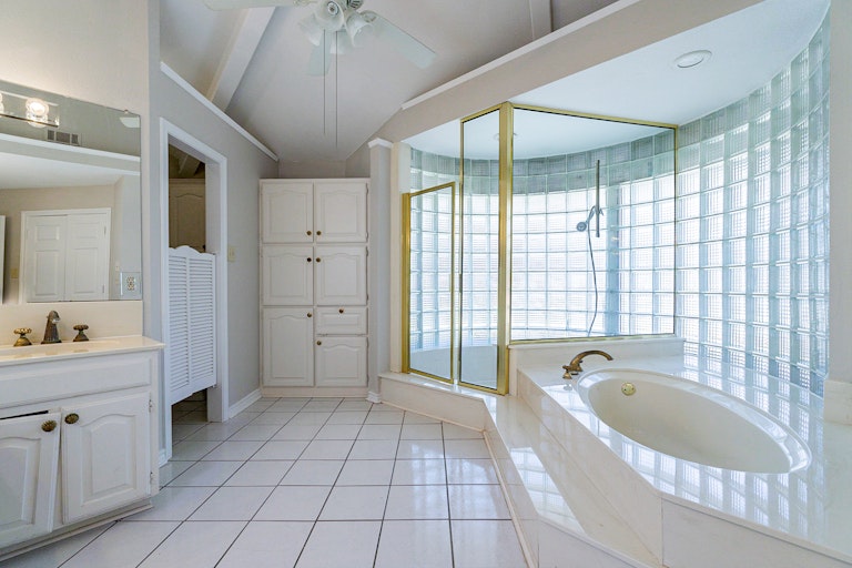 Photo 6 of 36 - 1721 Knob Hill Dr, Garland, TX 75043