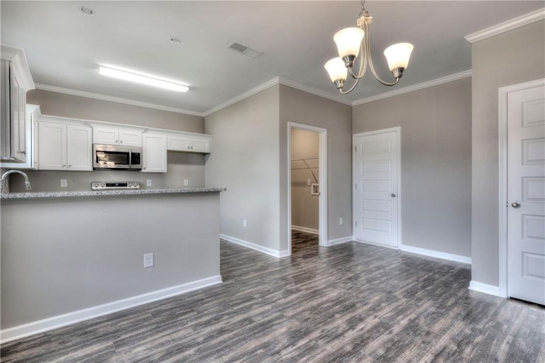 Photo 9 of 37 - 303 Melody Ln, Cartersville, GA 30121