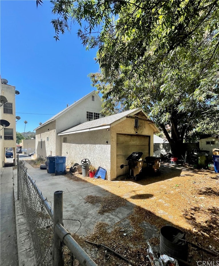 Photo 12 of 31 - 5415 Ash St, Los Angeles, CA 90042