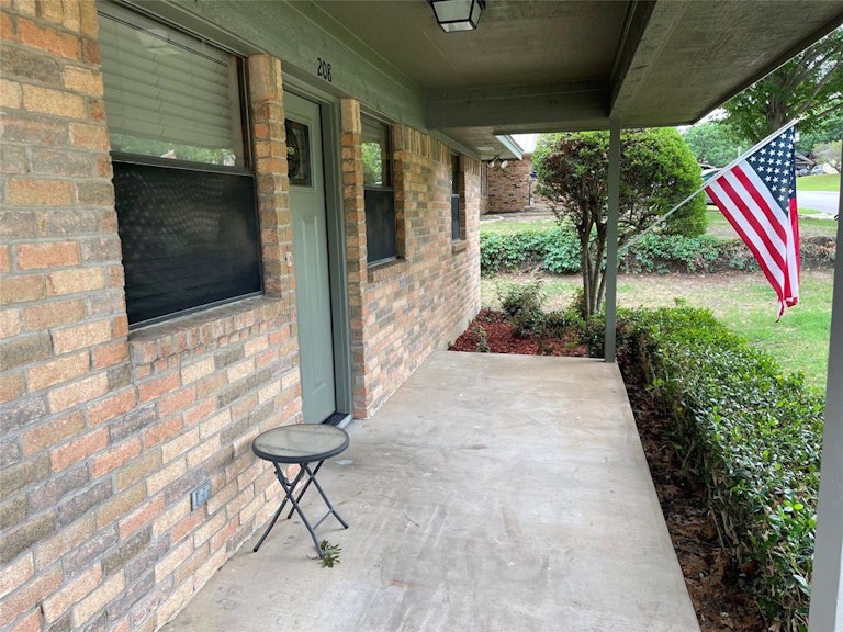Photo 2 of 40 - 208 Guinevere Dr, Weatherford, TX 76086