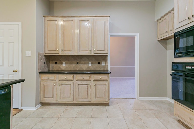 Photo 9 of 32 - 1603 Berkoff Dr, Sugar Land, TX 77479