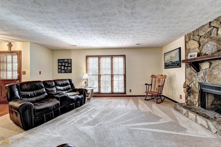 Photo 7 of 47 - 658 Shiloh Ct, Lawrenceville, GA 30044