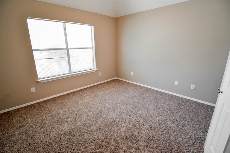 Photo 5 of 31 - 1337 Mimosa Ln, Lewisville, TX 75077