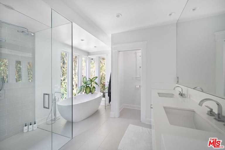 Photo 12 of 20 - 241 Windward Ave, Venice, CA 90291