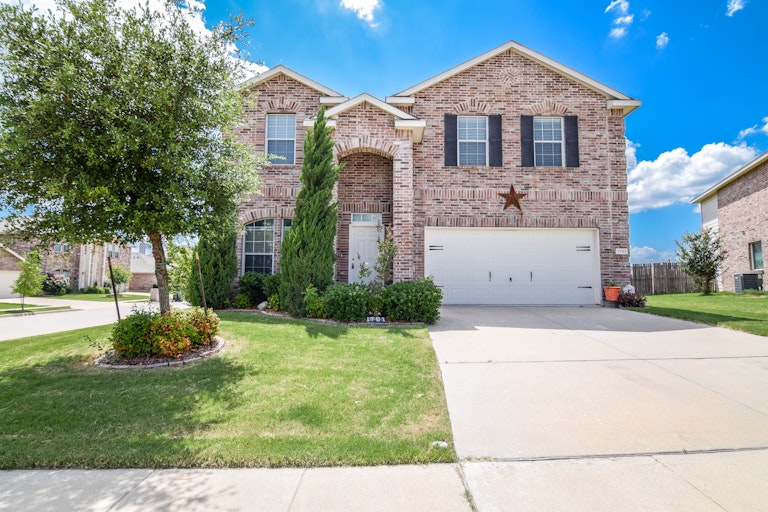 Photo 1 of 37 - 1701 Grassy View Dr, Fort Worth, TX 76131