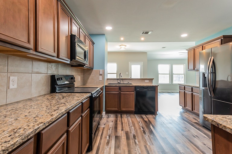 Photo 17 of 25 - 1307 Bent Grass Dr, Princeton, TX 75407