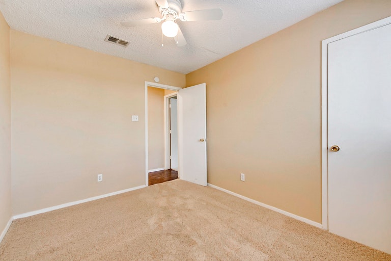 Photo 19 of 25 - 419 Thorn Wood Dr, Euless, TX 76039