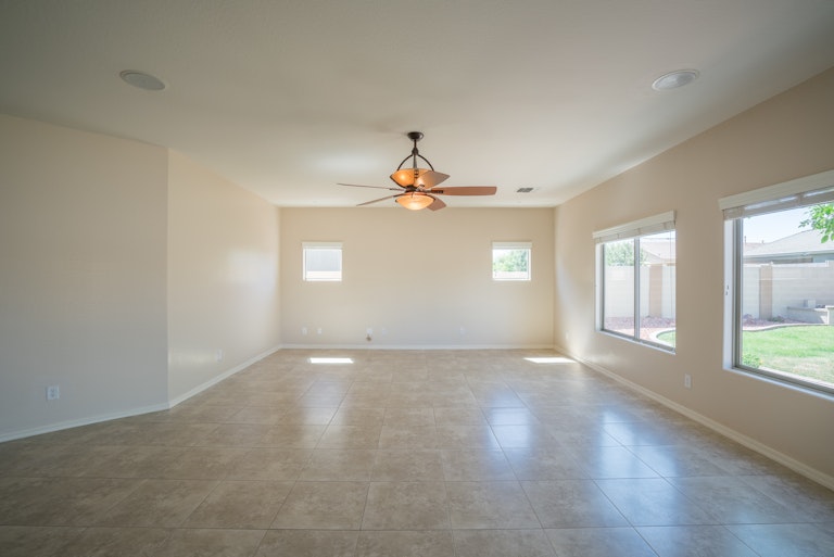 Photo 10 of 37 - 17808 W Ivy Ln, Surprise, AZ 85388