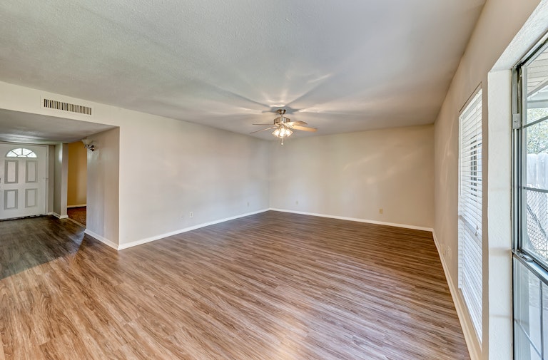Photo 3 of 29 - 3106 Edelweiss Dr, Grand Prairie, TX 75052