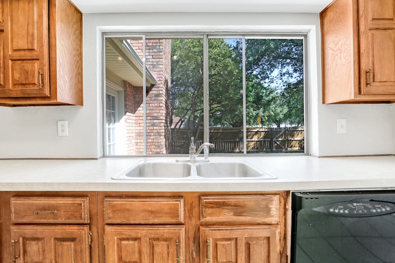 Photo 3 of 25 - 2324 Chinaberry Dr, Bedford, TX 76021