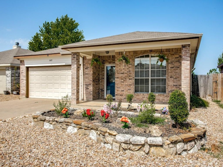 Photo 2 of 32 - 6449 Riverwater Trl, Fort Worth, TX 76179