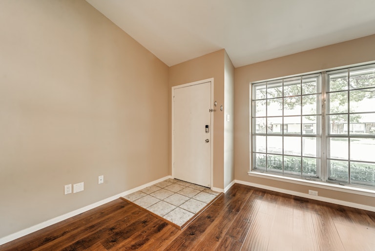 Photo 13 of 32 - 13740 Flagstone Ln, Dallas, TX 75240