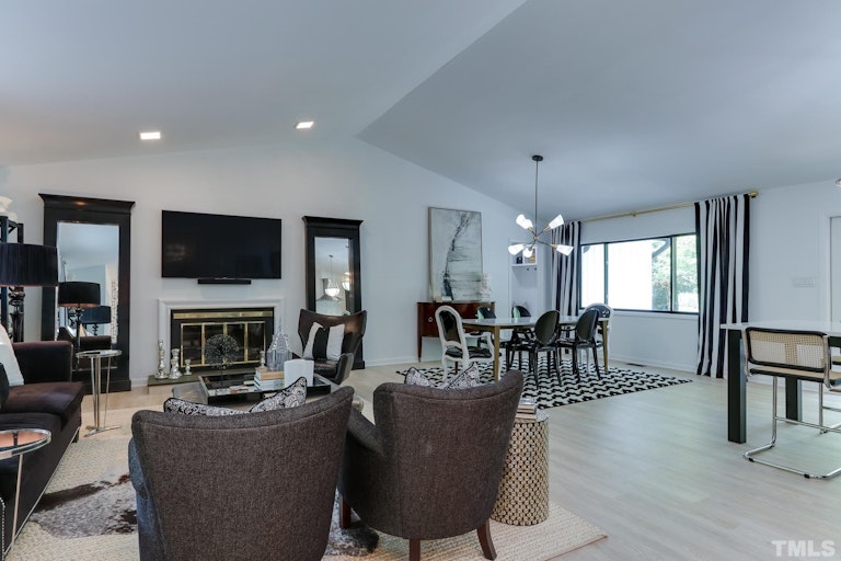 Photo 4 of 29 - 3016 Sylvania Dr, Raleigh, NC 27607