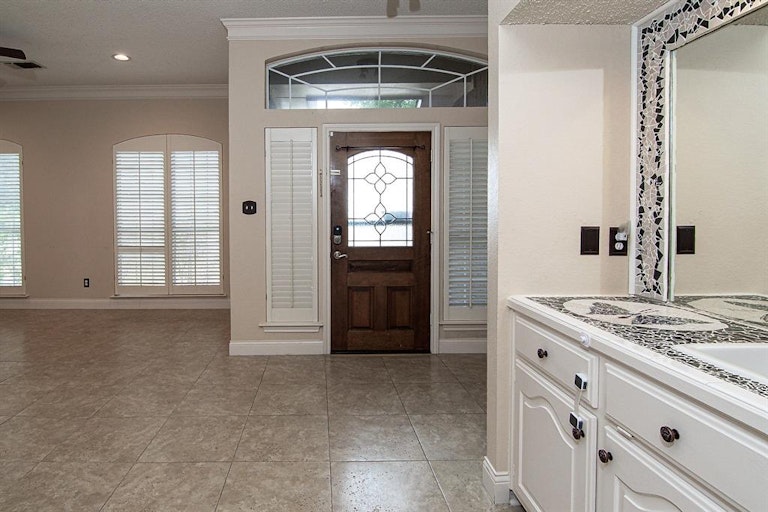 Photo 6 of 38 - 1302 Barclay Dr, Carrollton, TX 75007