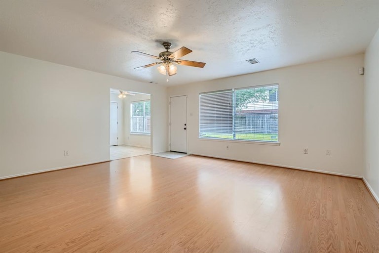 Photo 7 of 28 - 2903 Queen Victoria St, Pearland, TX 77581