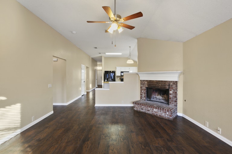 Photo 16 of 29 - 1145 Victoria Dr, Saginaw, TX 76131