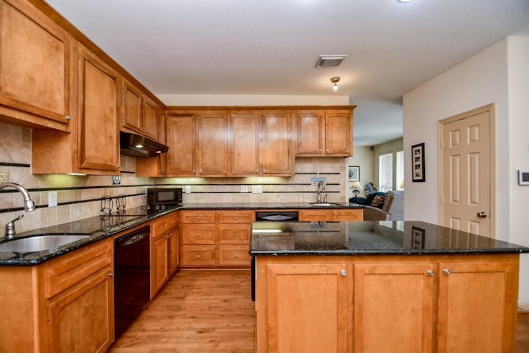 Photo 2 of 34 - 7702 Flax Dr, Houston, TX 77071