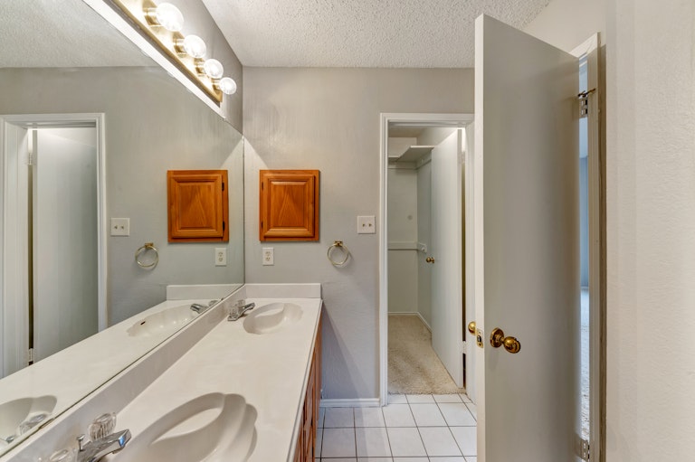Photo 16 of 24 - 6944 Bentley Ave, Fort Worth, TX 76137