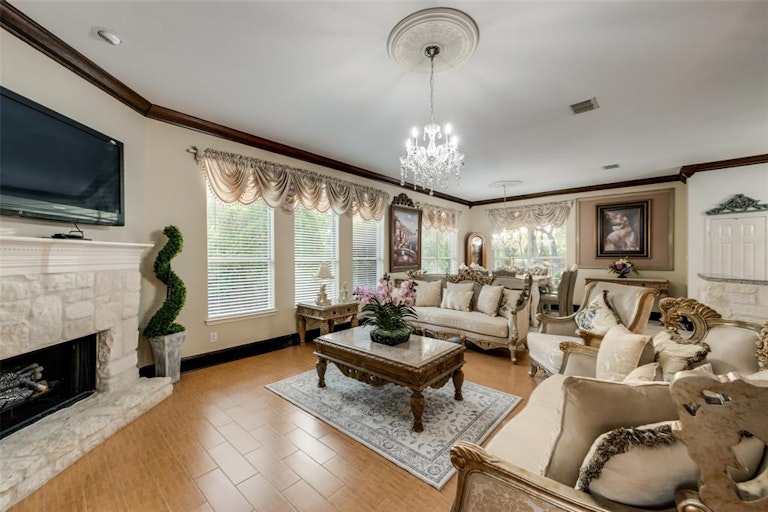 Photo 3 of 39 - 2608 Valencia Ln, Denton, TX 76210