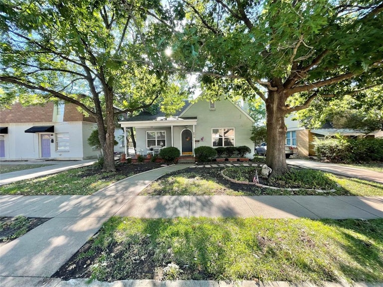 Photo 1 of 37 - 3213 Rogers Ave, Fort Worth, TX 76109