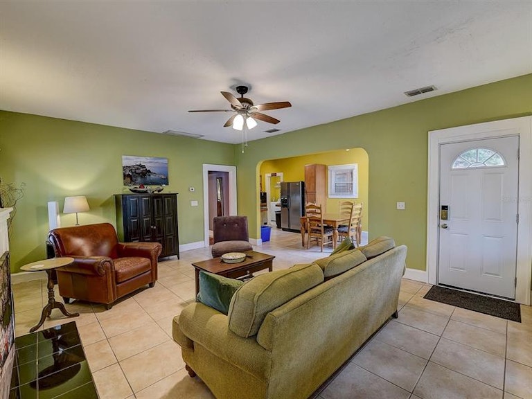 Photo 11 of 42 - 2010 Burlington Ave N, Saint Petersburg, FL 33713