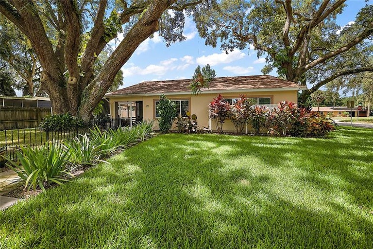 Photo 3 of 33 - 403 Palm Way, Tavares, FL 32778