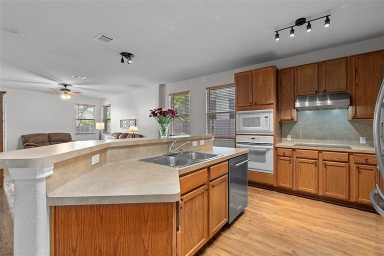Photo 5 of 37 - 414 Las Colinas Dr, Leander, TX 78641