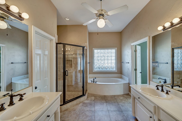 Photo 14 of 24 - 2809 Kingswood Dr, Grapevine, TX 76051