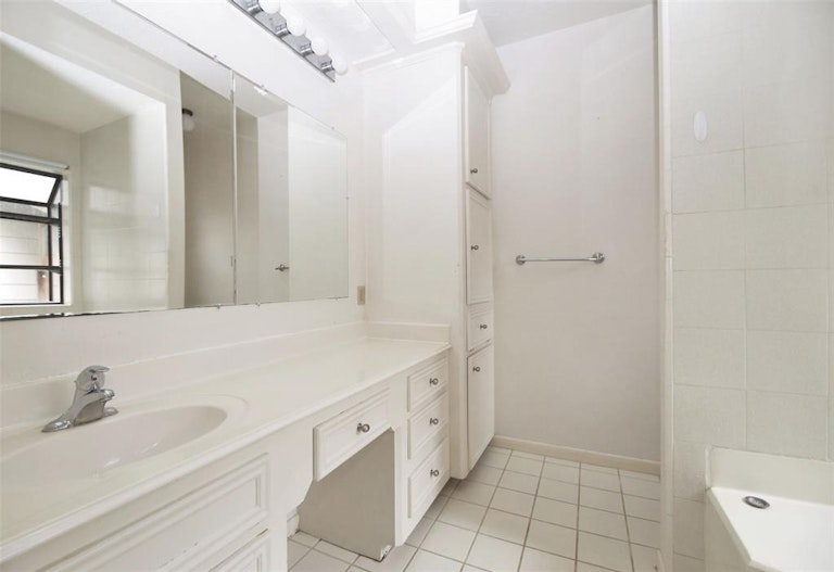 Photo 12 of 28 - 727 Bunker Hill Rd #40, Houston, TX 77024