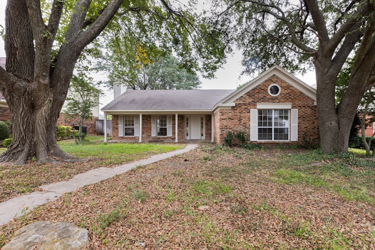 Photo 1 of 34 - 1512 Cumberland Dr, Cedar Hill, TX 75104