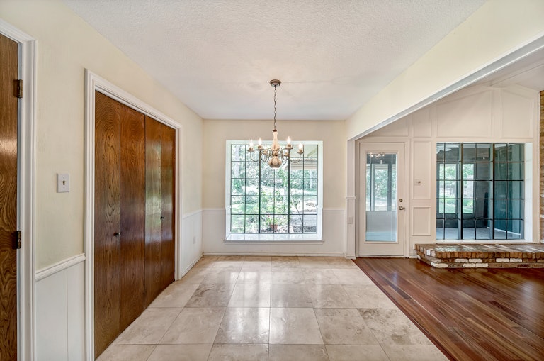 Photo 9 of 32 - 2233 Stafford Dr, Arlington, TX 76012
