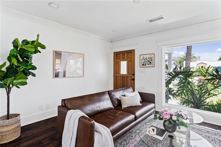 Photo 5 of 64 - 2841 S Palm Grove Ave, Los Angeles, CA 90016