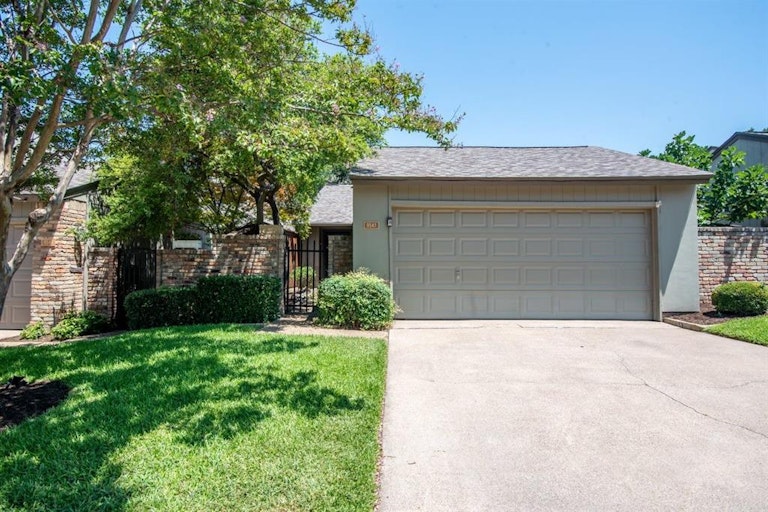 Photo 2 of 18 - 9547 Highland View Dr, Dallas, TX 75238