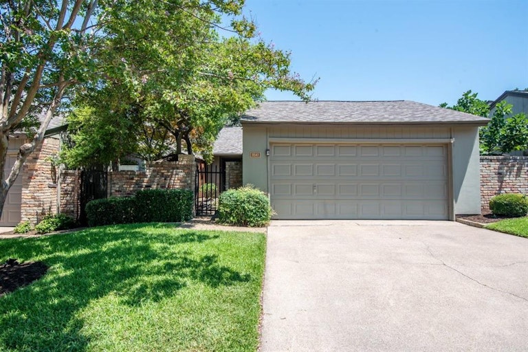 Photo 2 of 18 - 9547 Highland View Dr, Dallas, TX 75238
