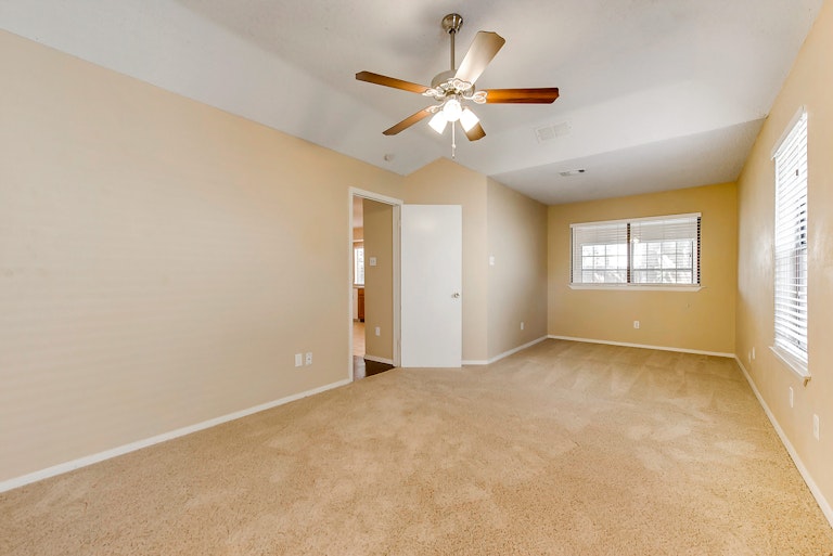Photo 13 of 25 - 419 Thorn Wood Dr, Euless, TX 76039