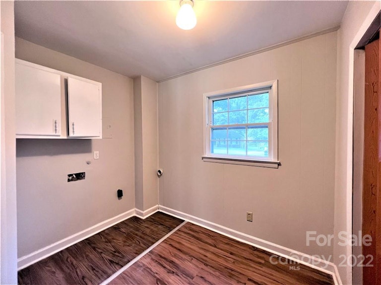 Photo 7 of 33 - 7427 Meadowdale Ln, Charlotte, NC 28212