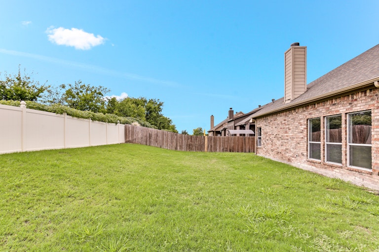 Photo 25 of 25 - 304 Bob White Dr, Red Oak, TX 75154