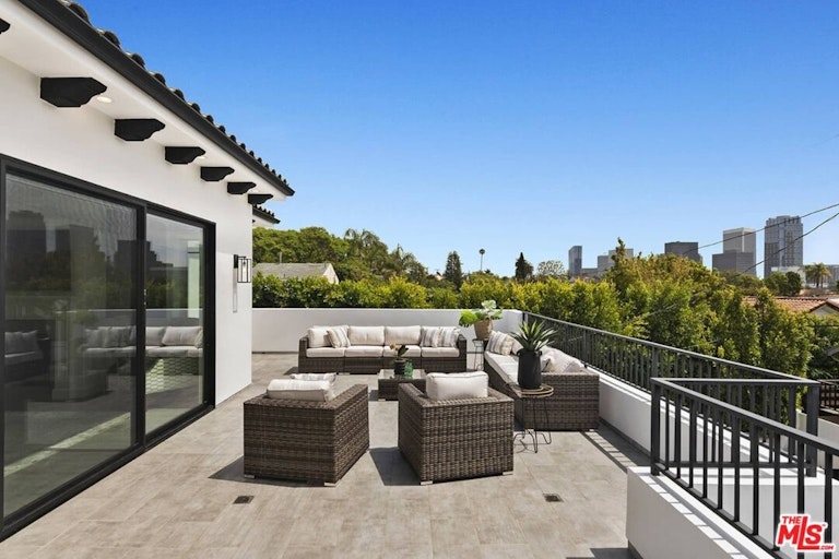 Photo 37 of 53 - 10526 Ohio Ave, Los Angeles, CA 90024
