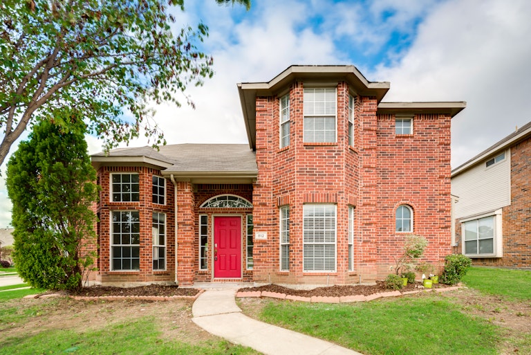 Photo 1 of 26 - 812 Pebble Ridge Dr, Lewisville, TX 75067