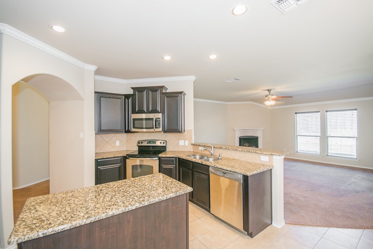 Photo 7 of 20 - 1428 Red Dr, Little Elm, TX 75068
