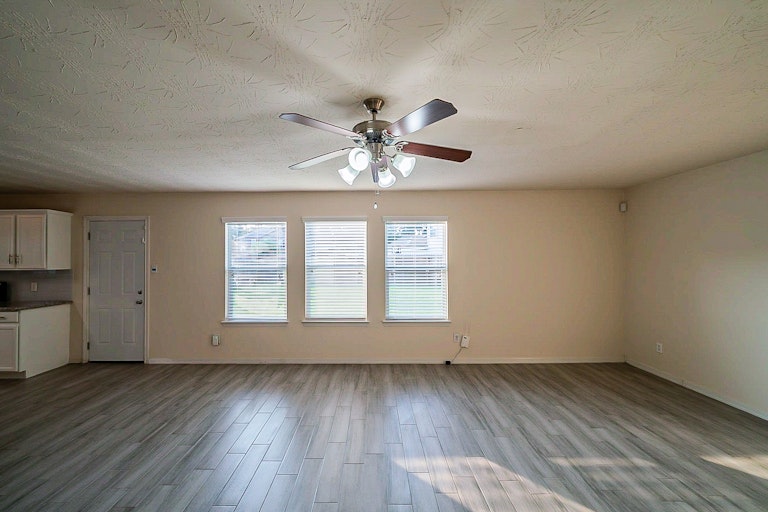 Photo 13 of 36 - 2011 Dalton Trace Ct, Spring, TX 77373