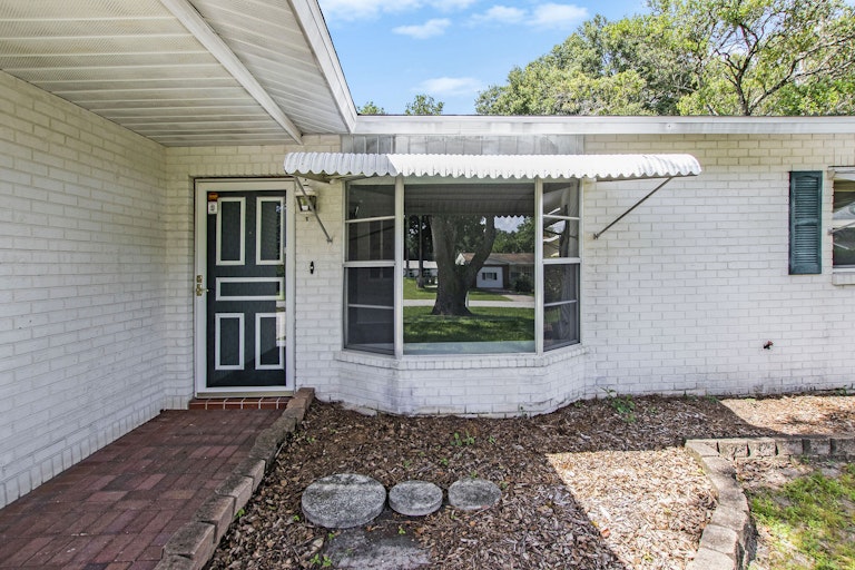 Photo 8 of 17 - 37223 Temple Ave, Zephyrhills, FL 33541