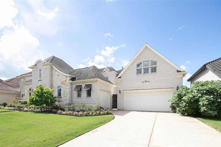 Photo 5 of 48 - 6339 Windermere Park Ln, Sugar Land, TX 77479