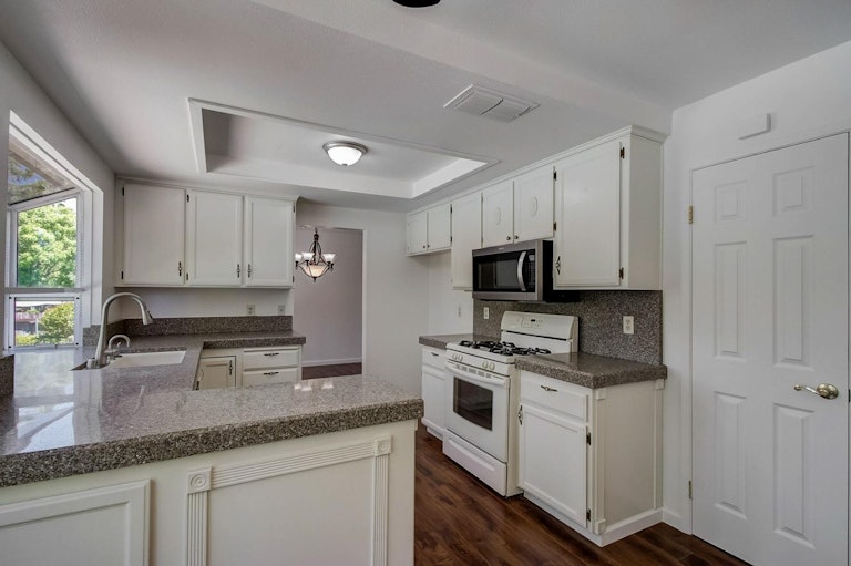 Photo 2 of 27 - 8121 Garryanna Dr, Citrus Heights, CA 95610