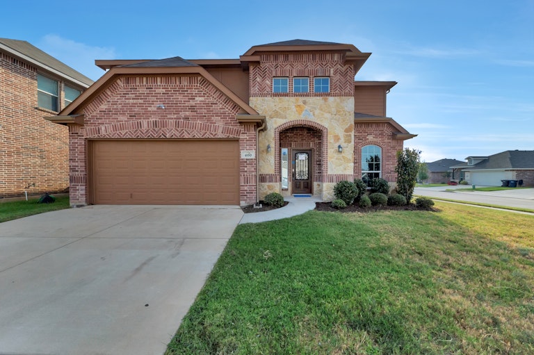 Photo 1 of 32 - 400 Stone Crossing Ln, Fort Worth, TX 76140