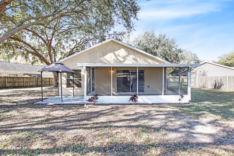 Photo 5 of 17 - 1402 Mohrlake Dr, Brandon, FL 33511