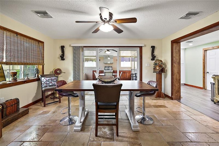 Photo 16 of 33 - 403 Palm Way, Tavares, FL 32778
